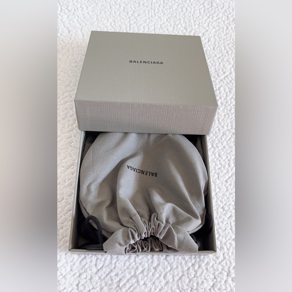 Balenciaga Men's BB Logo crocodile embossed Leather Belt - Picture 14 of 16